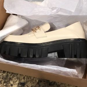 Beautiful ivory or light beige leather loafers with chain. These are brand new